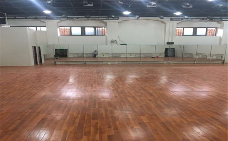 24厚體育館木地板怎么翻新？
