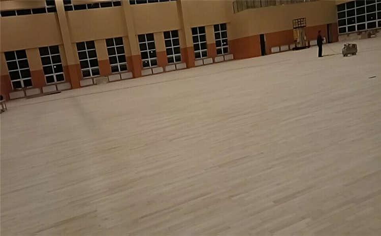 運動木地板現場翻新上漆工藝